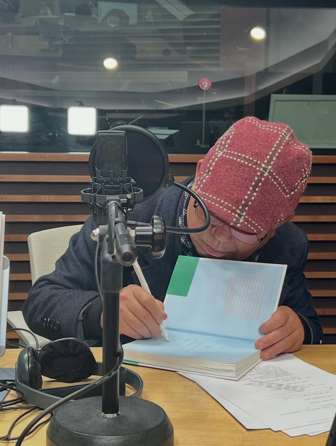 Photo by 김이나 on February 24, 2026. May be an image of studying, microphone and text.