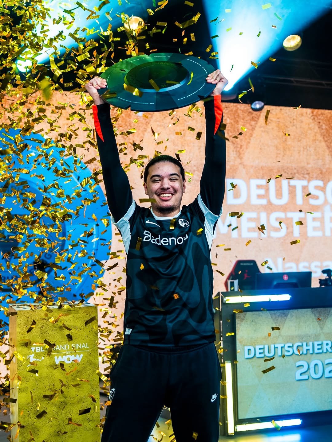 Photo by VBL | WOW VIRTUAL BUNDESLIGA in Hamburg, Germany with @bundesliga, @easportsfcde, @scfreiburg, @scfreiburg_efootball, and @nassada_. May be an image of crowd and text that says 'FS Badenou ក DEUTS FESTE TBLIKANDFINAL BL KAND FINAL WOW DEUTSCHER 20'.