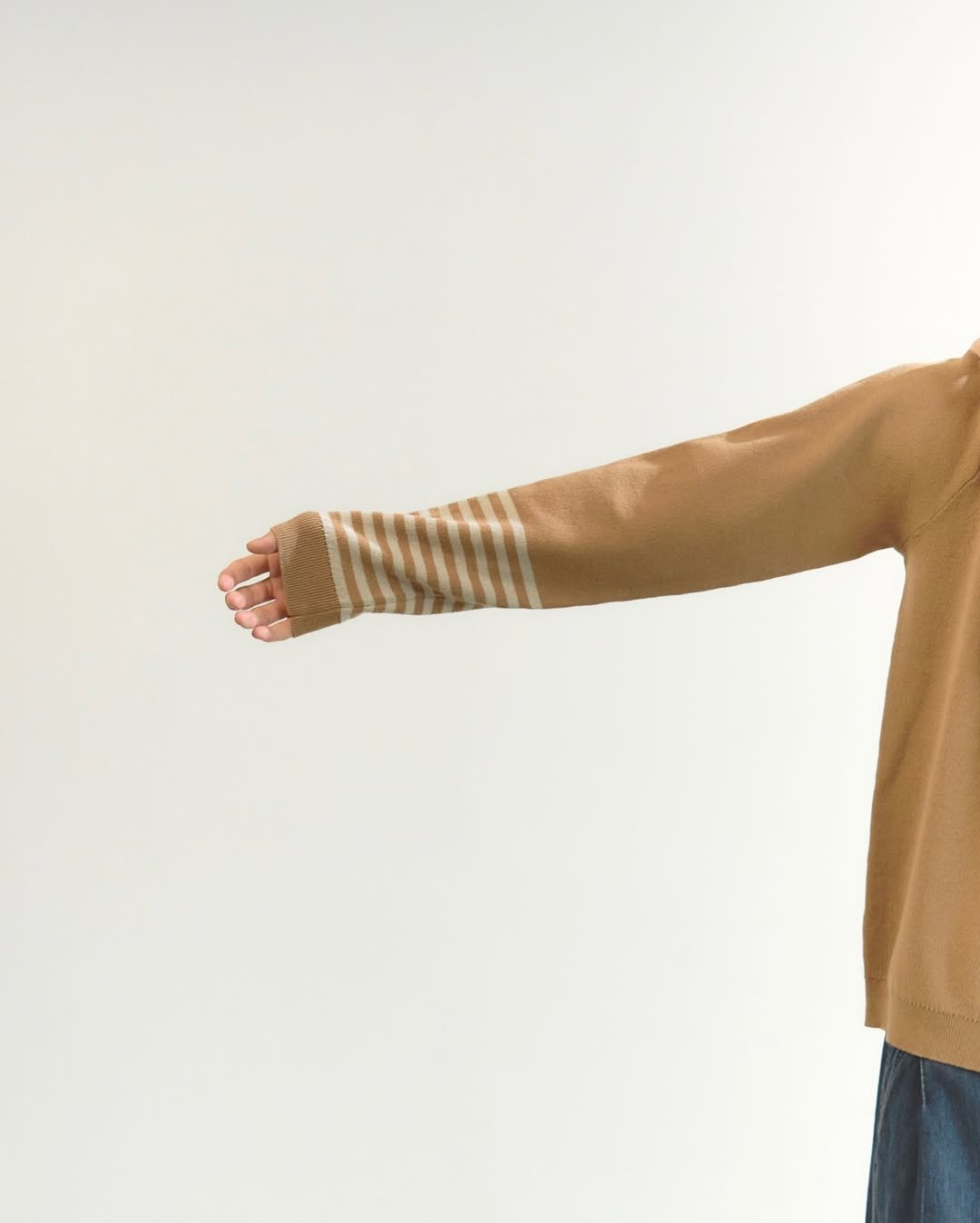 Photo by 이스트서비스샵 on January 29, 2026. May be an image of sweater, cardigan, outerwear and text.