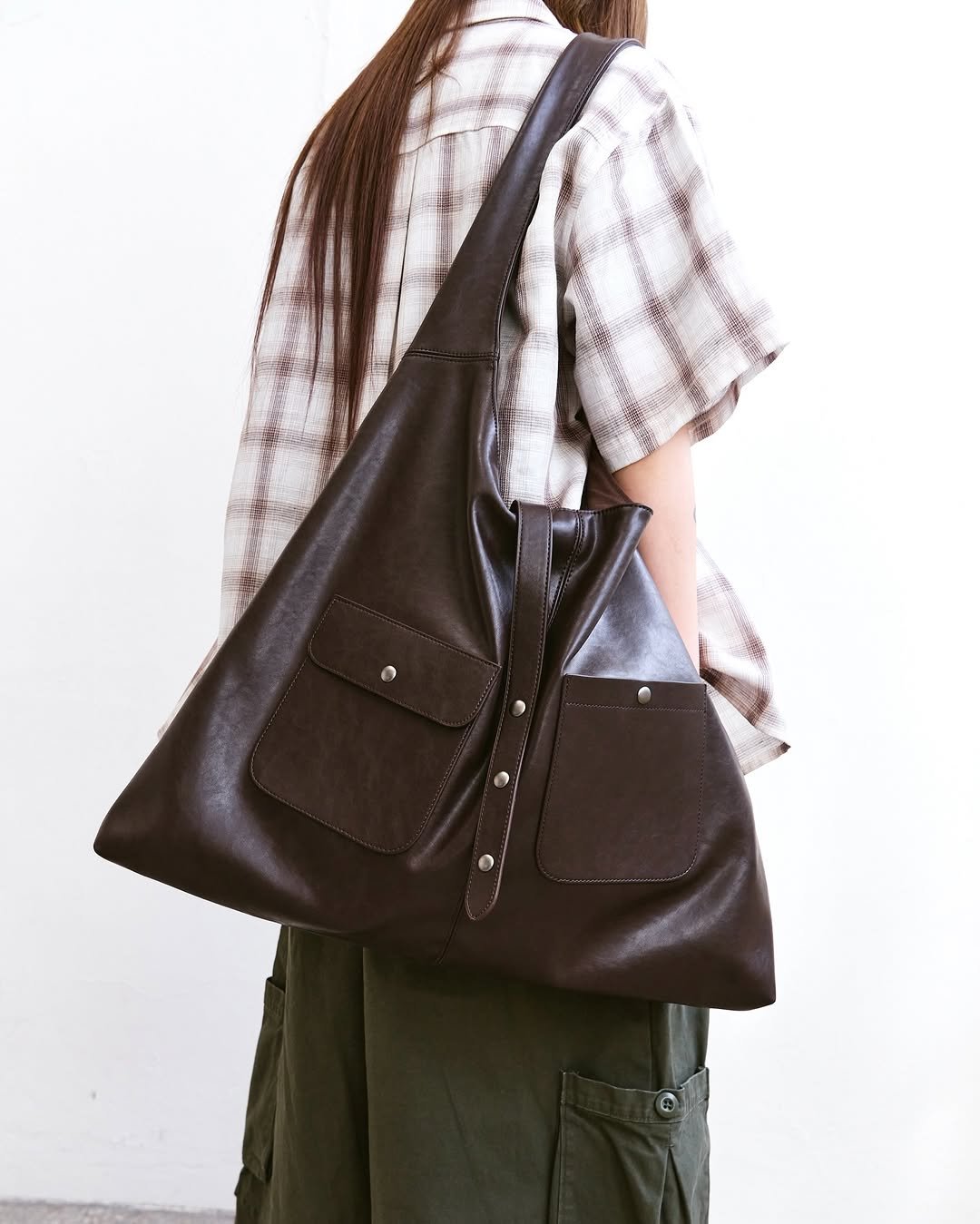 Photo by 이스트서비스샵 on March 22, 2026. May be an image of saddle-stitched leather, leather, tool bag, drawstring and text.