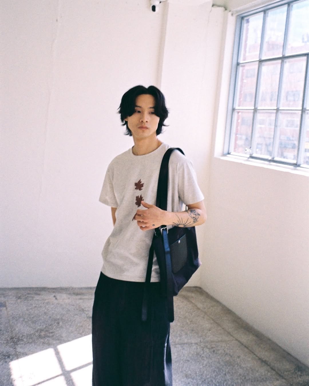 Photo by 이스트서비스샵 on March 11, 2026. May be an image of sling, sweatpants and text.