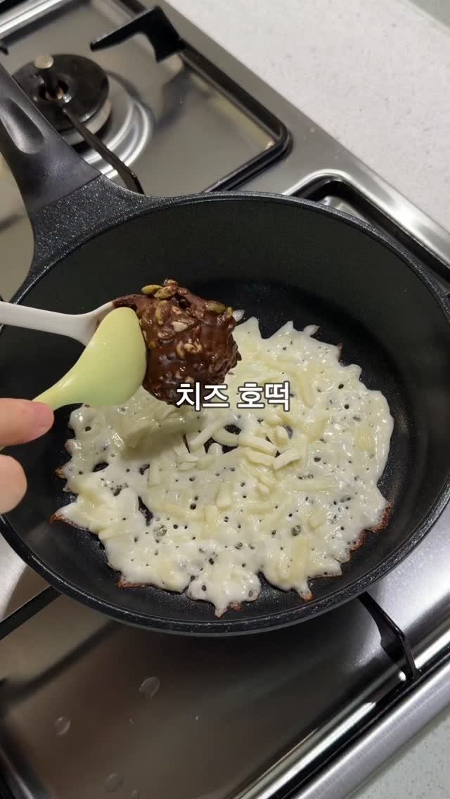 easy_table__ 게시물 이미지: 이게 진짜 치즈호떡이지...
#치즈호떡 #호떡 #호떡만들기 #레시피 #초간단레시피...