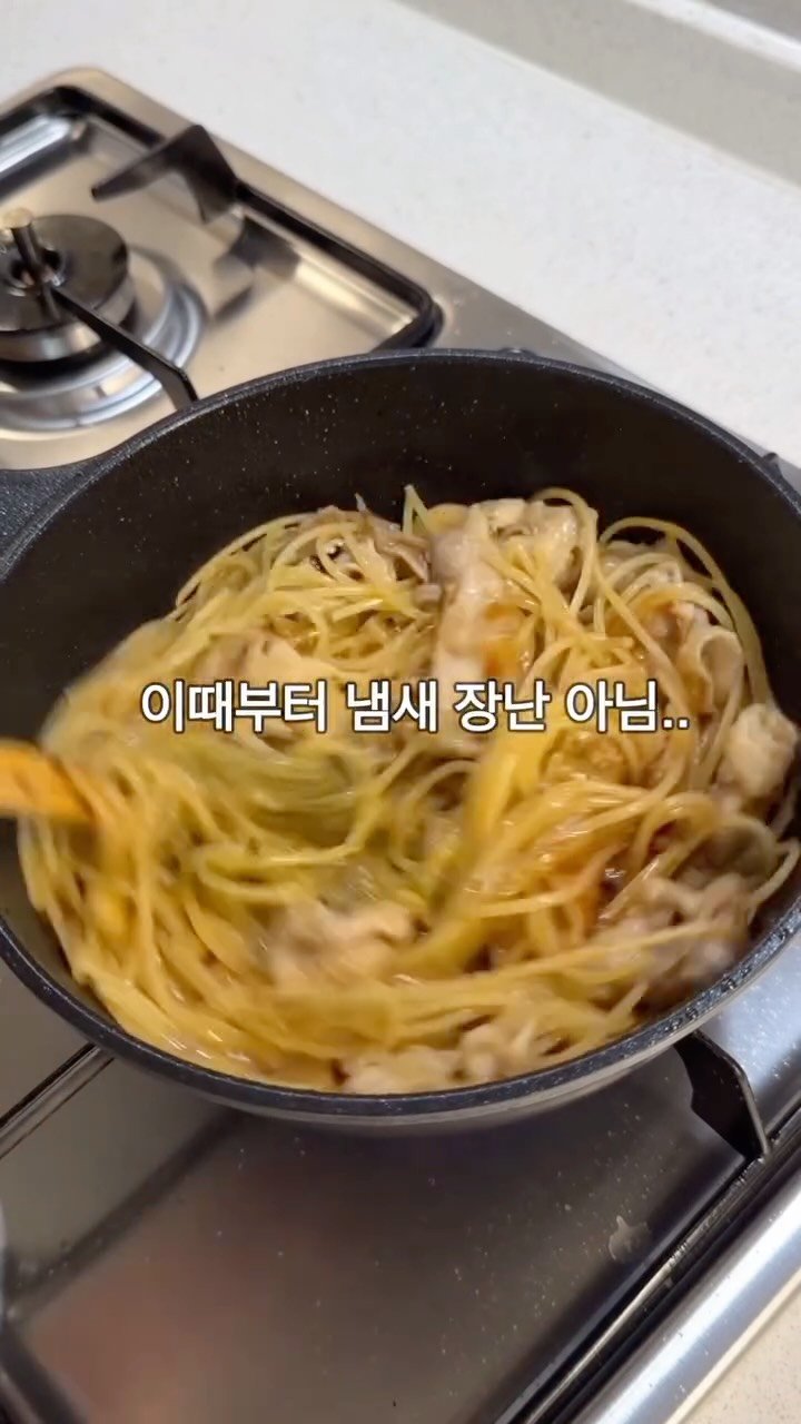 easy_table__ 게시물 이미지: 바질 파스타에 굴소스 한스푼 넣으세요 핵꿀맛입니다
-파스타면은 물 넣고...