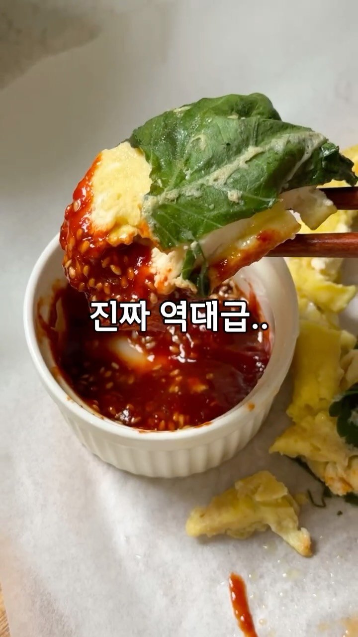 easy_table__ 게시물 이미지: 그냥 팬에 다 깔고 굽기만 하면 되는 레시피
스텐초보라 팬 불온도 조절 몬해서 눌러...