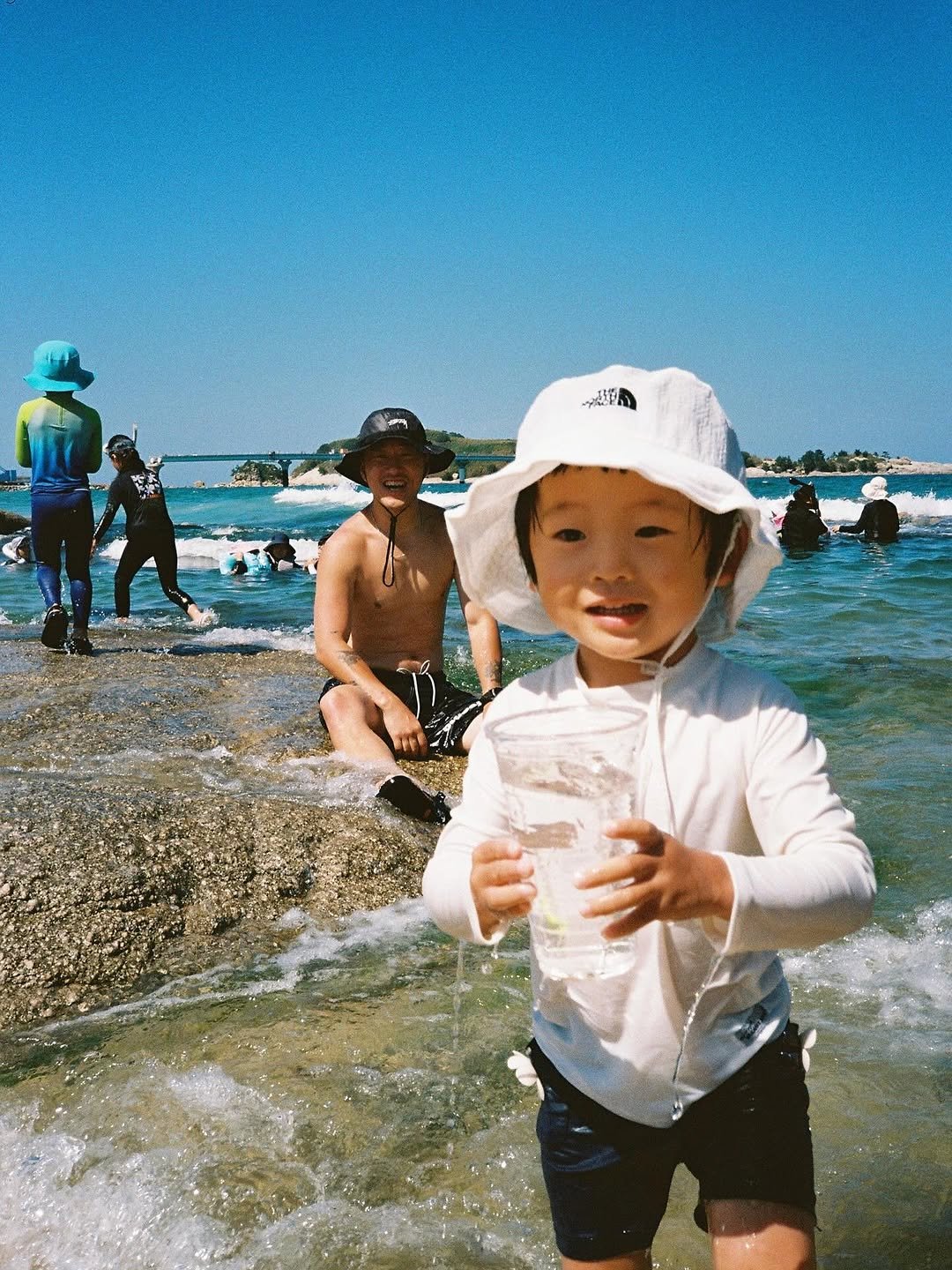 Photo by 이지보이 on August 01, 2025. May be an image of 8 people, baby, people swimming, glasses, bucket, body of water and text.