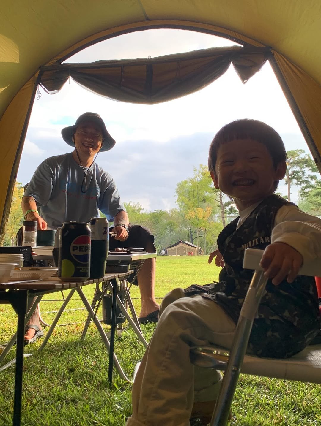 Photo shared by 이지보이 on September 28, 2025 tagging @ohsongmin, and @leejayu. May be an image of 2 people, people camping, picnic and text.