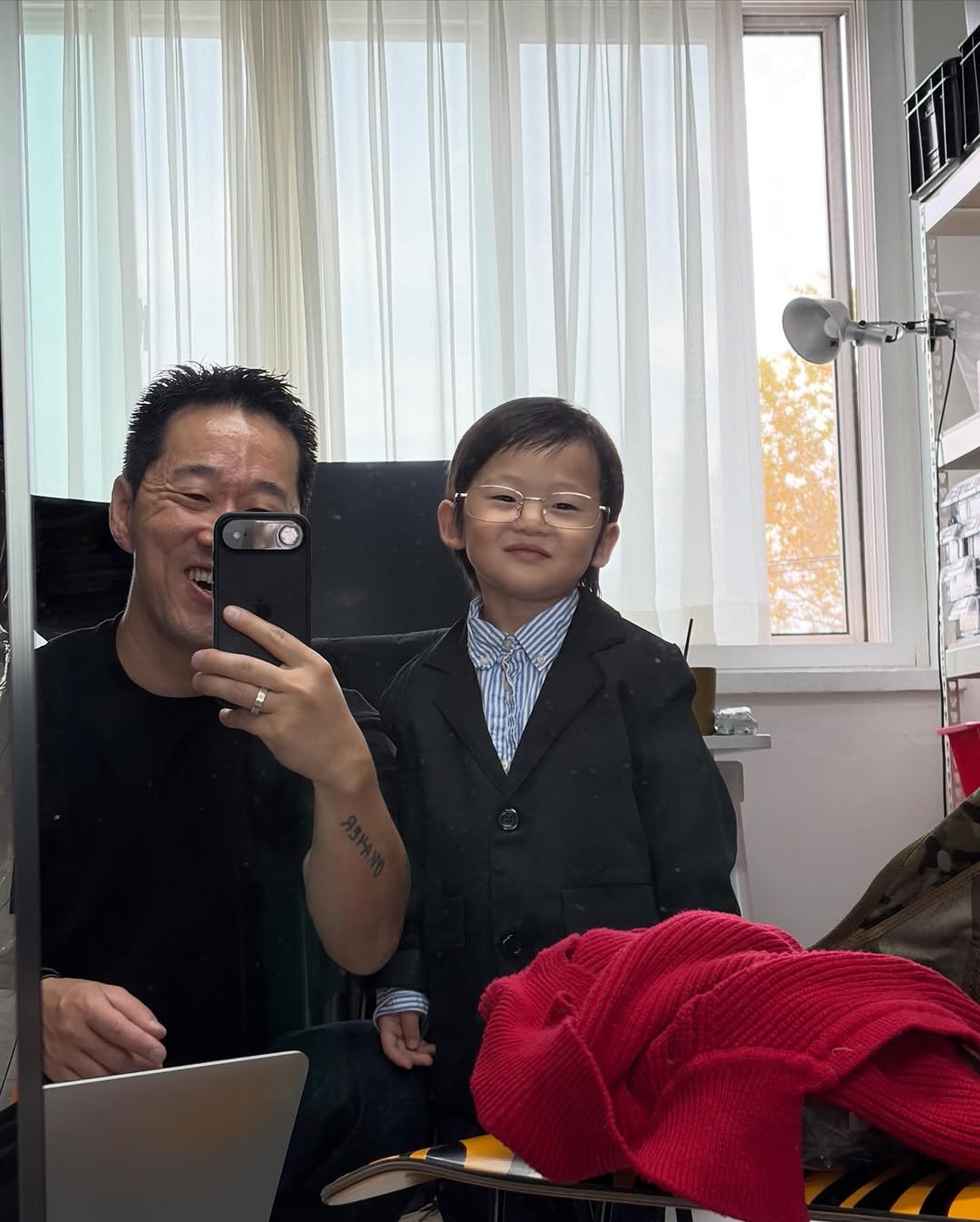 Photo shared by 이지보이 on January 01, 2026 tagging @ohsongmin, and @leejayu.