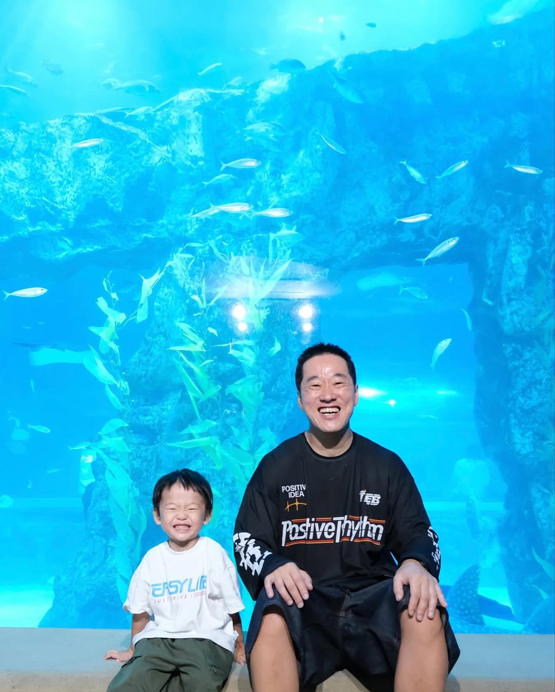 Photo shared by 이지보이 on September 21, 2025 tagging @tieb_positiveclub. May be an image of 2 people, baby, aquarium and text that says 'POSITIN IDEA TEB Postive PostiveThyihm Thyhm EXSYLIR জজা BRIcE IVE TUS!'.
