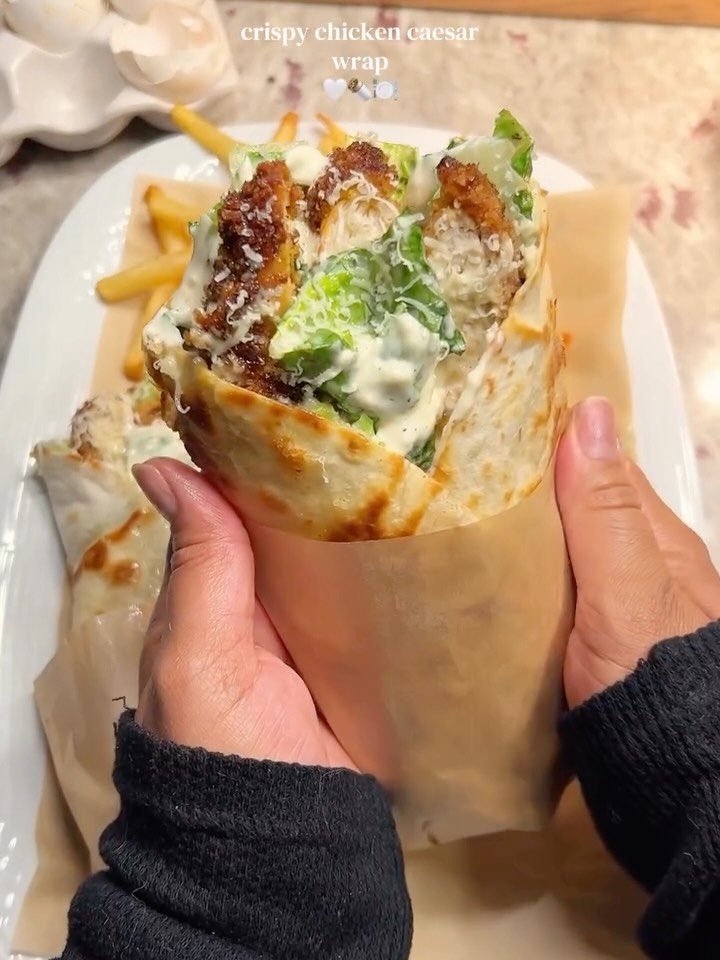 eatinghealthygram 게시물 이미지: 🥗✨ Crispy Chicken Caesar Salad Wrap
(via:...