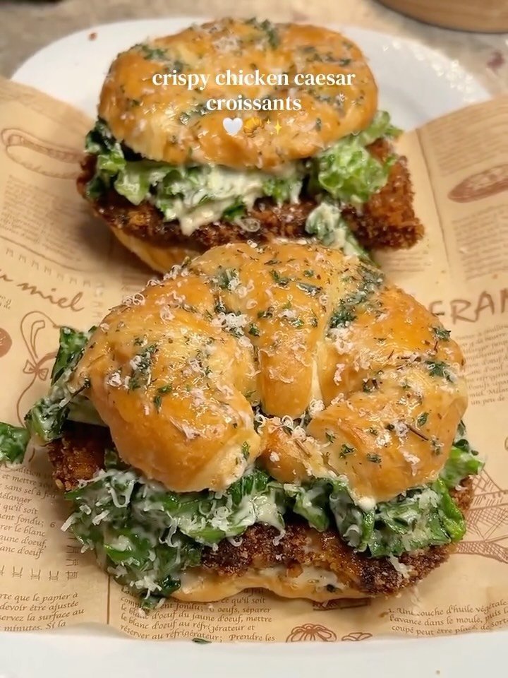 eatinghealthygram 게시물 이미지: 🥐 Crispy Chicken Caesar Salad Croissants
(📸...