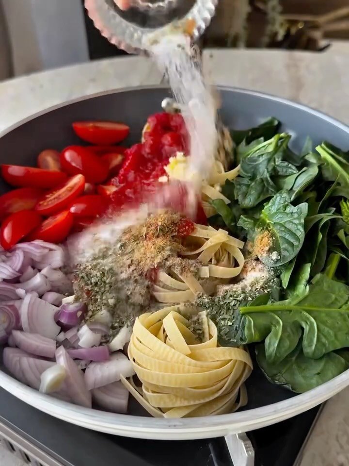 eatinghealthygram 게시물 이미지: One-Pan Tagliatelle Pasta (via: @canfeezam)...