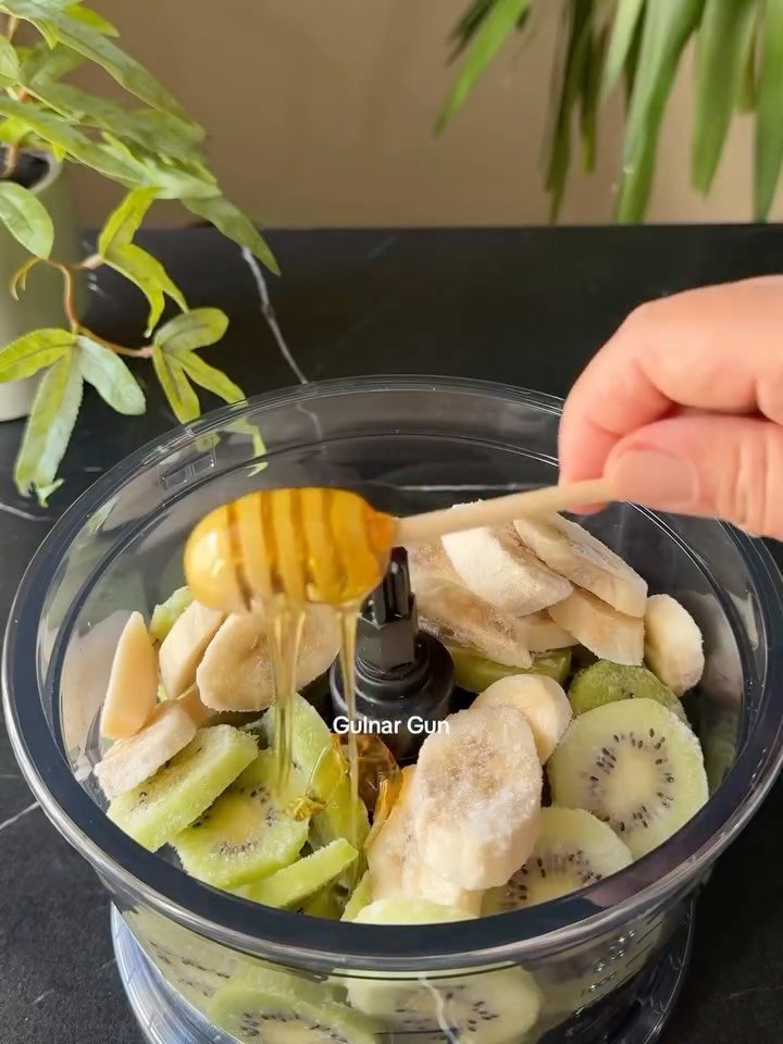 eatinghealthygram 게시물 이미지: Kiwi Nice Cream (via: @gulnar.gun) 🍌🥝✨

Two...