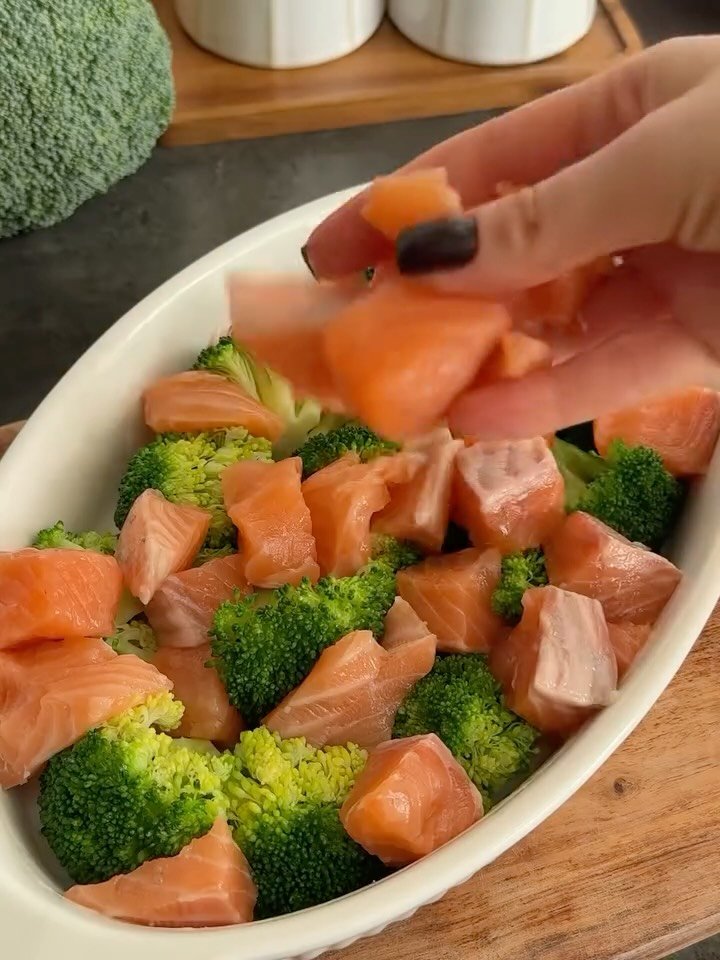 eatinghealthygram 게시물 이미지: salmon & broccoli bake 🥦🐟🧀 (via...
