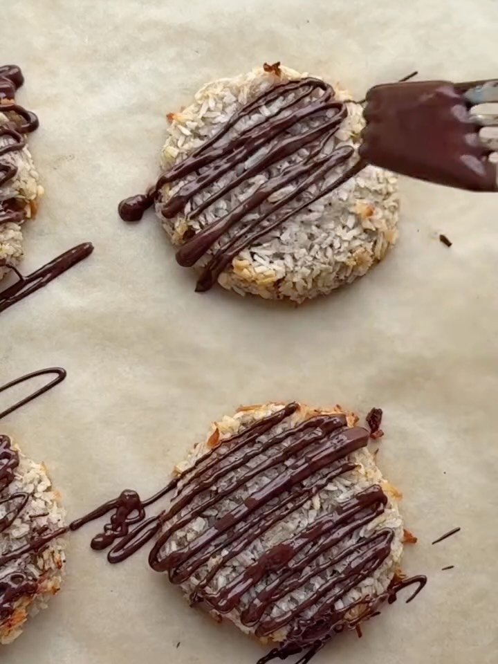 eatinghealthygram 게시물 이미지: 2-Ingredient Banana Coconut Cookies 🍌🥥
(via...