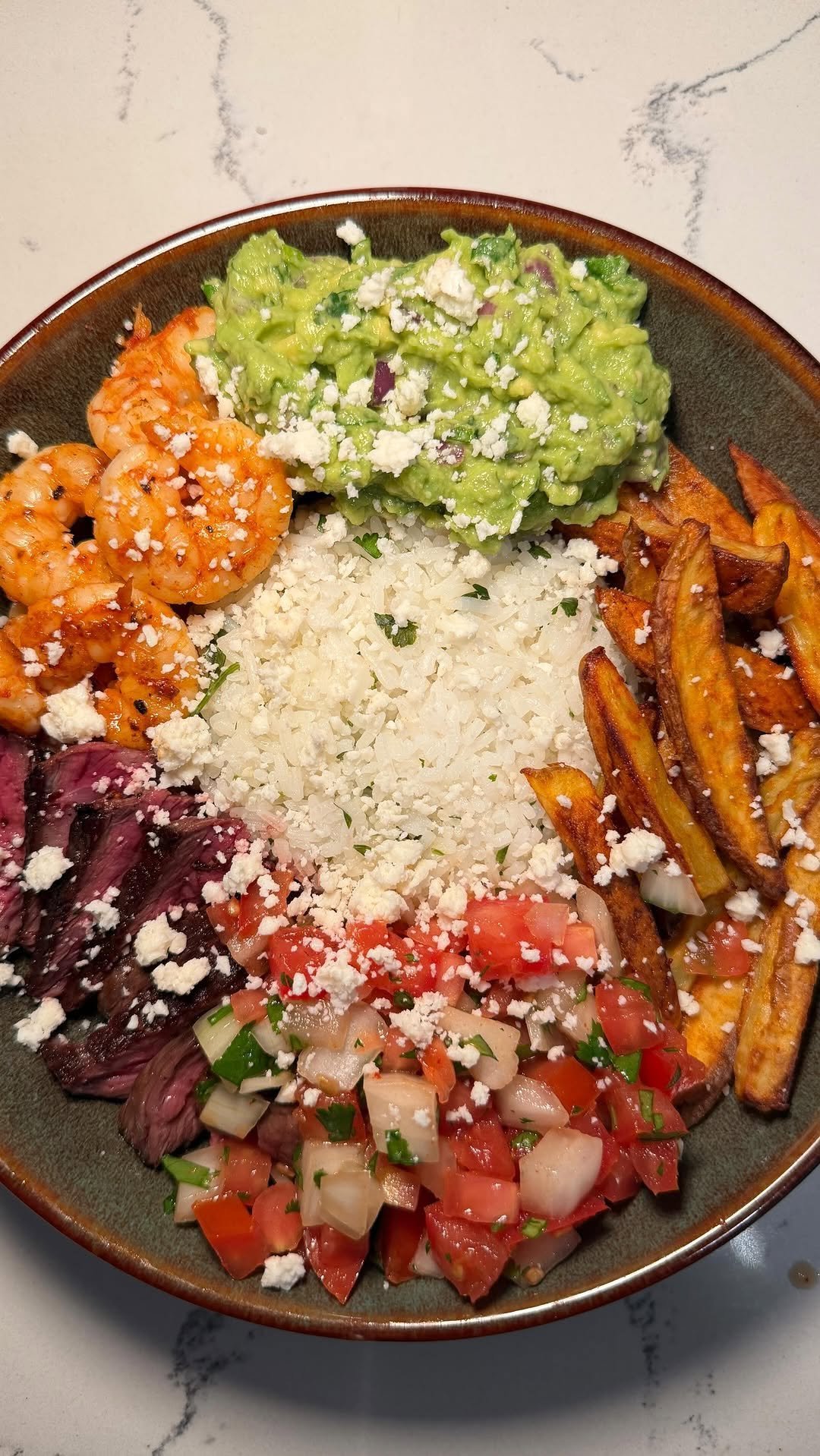 eatinghealthytoday 게시물 이미지: Surf n’ Turf California Burrito Bowl 🥩🍤🏄‍♂️...