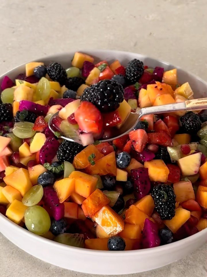 eatinghealthytoday 게시물 이미지: Fresh Fruit Salad 🥝🍓🍍 
(via: @evy.co_)

Fresh,...