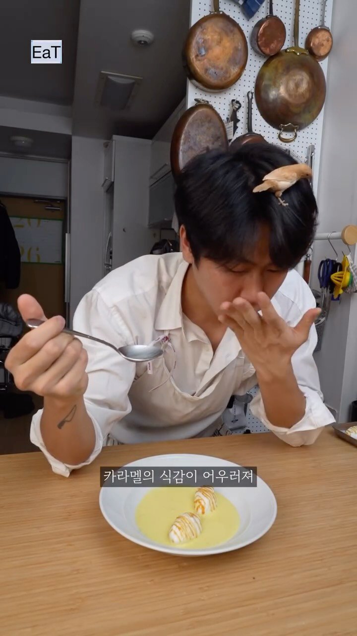 eatmorre 게시물 이미지: 아마 처음 봤을 디저트 Œufs à la Neige au Caramel

단순한...