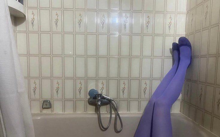 Photo by Echo in Eco on December 19, 2025. May be an image of phone, hair dryer, fishnet stockings, shower, tights, bathtub, telephone and text.