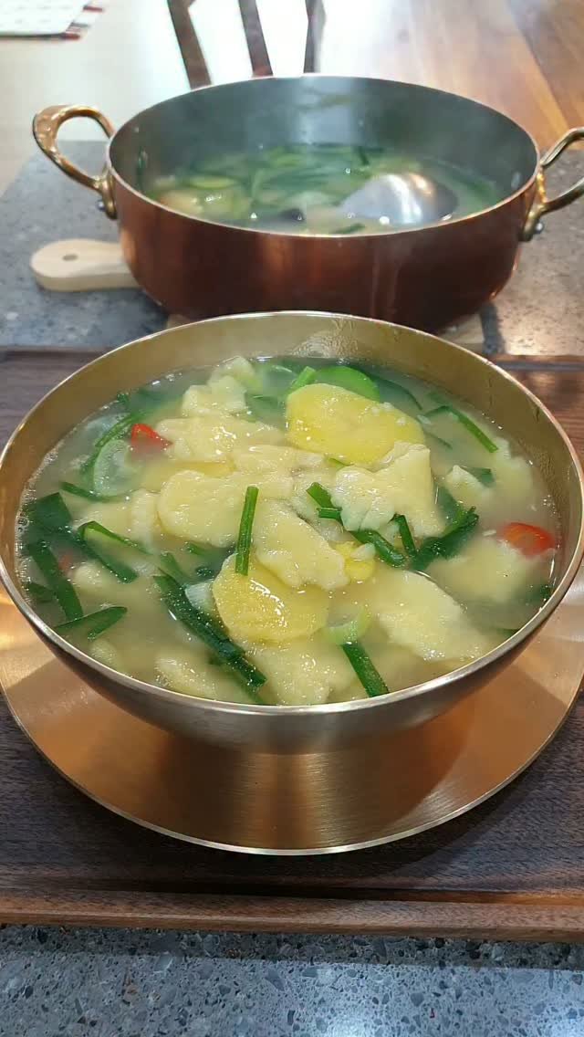 eden_table 게시물 이미지: #감자수제비
인친님
하루 잘 보내셨는지요🙇‍♀️

이열치열 뜨끈한 수제비
반죽에...