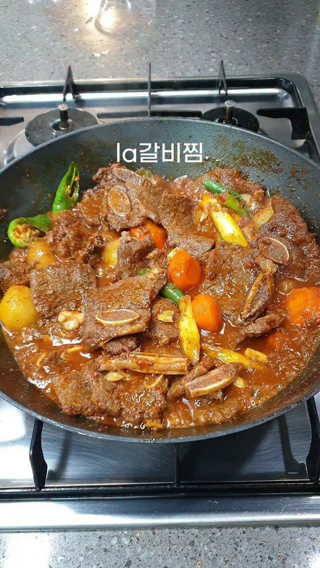 eden_table 게시물 이미지: 🔛 la갈비 진행중입니다^^

la갈비로 갈비찜도 만들어드셔보세요~

▶️레시피...