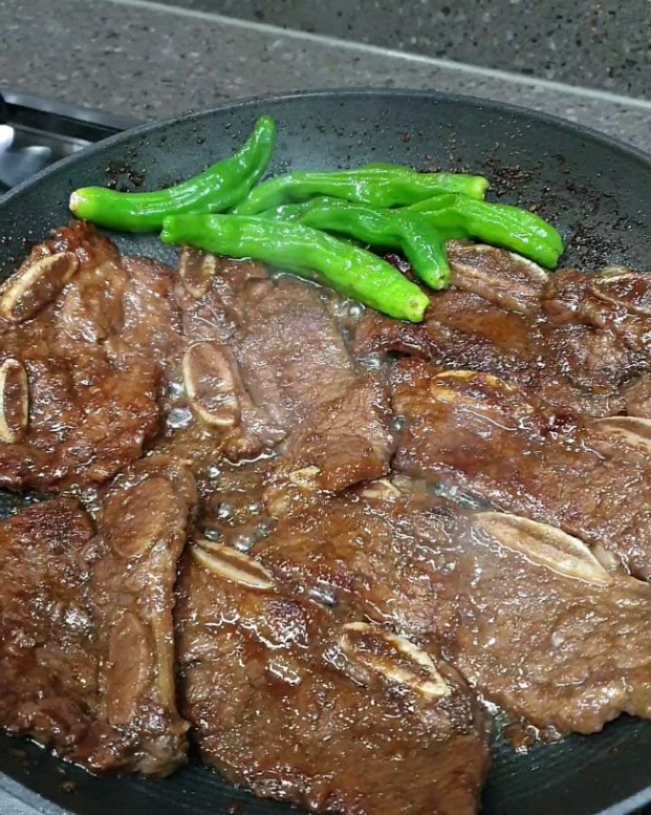 eden_table 게시물 이미지: 🔛 la 양념갈비 18차공구 진행중입니다~

la갈비 구우실때
꽈리고추도 같이...