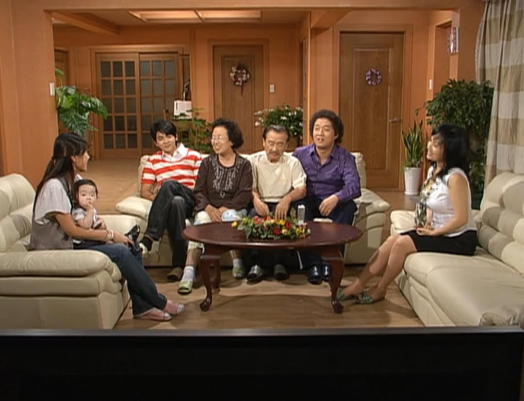 Photo by 이런나랑.. on December 17, 2025. May be an image of television, sofa and text.