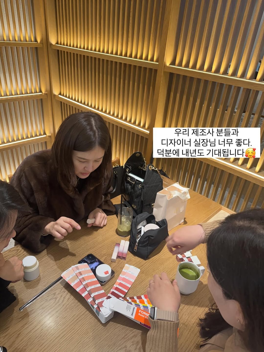 Photo by 박은지 on December 23, 2025. May be an image of tea, cornflower and text that says '우리 제조사 분들과 디자이너 실장님 너무 좋다. 덕분에 내년도 기대됩니다서 FORM Setc P'.