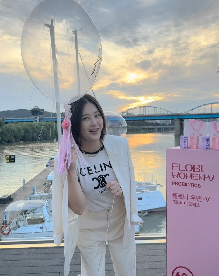 egeeparkcom 게시물 이미지: 인형같이 예쁜 끌로네의 @flobi_official 런칭 축하해💖
장소도 어쩜...