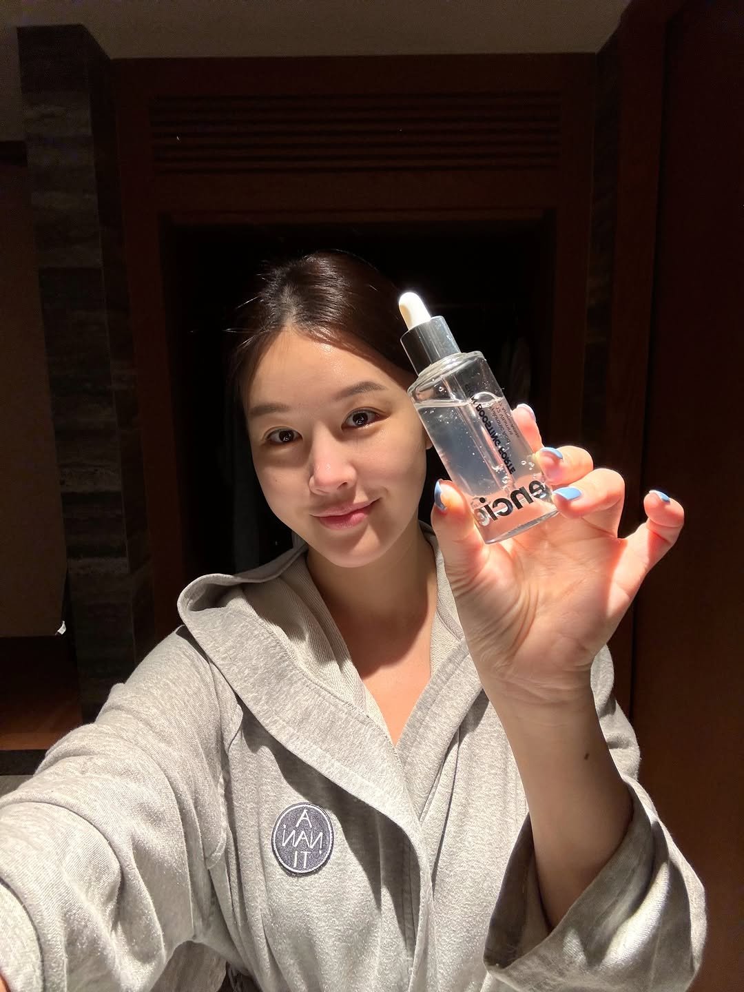 Photo by 박은지 on September 23, 2025. May be an image of 1 person, fragrance, hair product, lotion, bottle and text.
