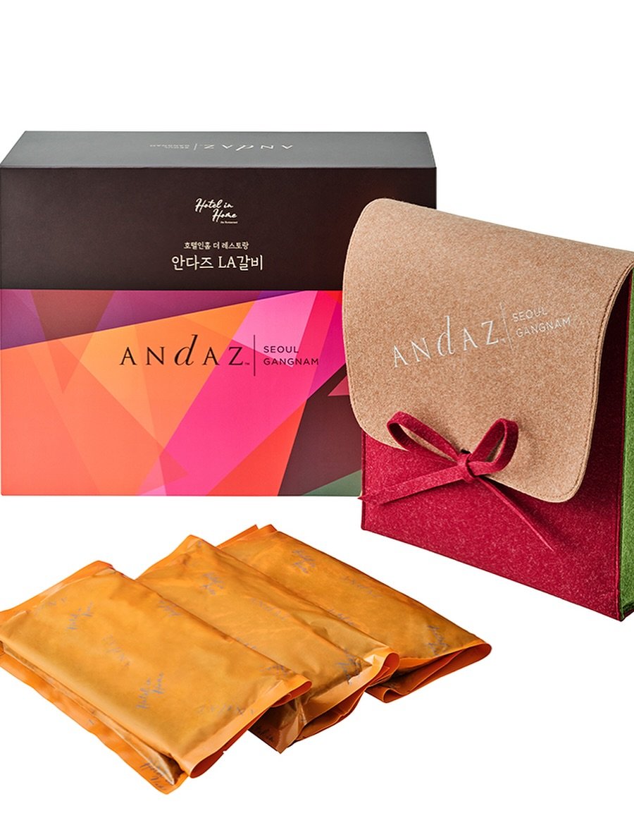 Photo by 박은지 on September 24, 2025. May be an image of chocolate bar, tea, wafer, napkin, pouch and text that says 'Hotalia Hene 호텔인홈 호텔인홈더레스트량 더레스토량 안다즈 안다즈갈비 LA 갈비 AN ANdAZ|0 ANDAZ SEOUL GANGNAM ANdAZ SEOUL GANGNAM'.