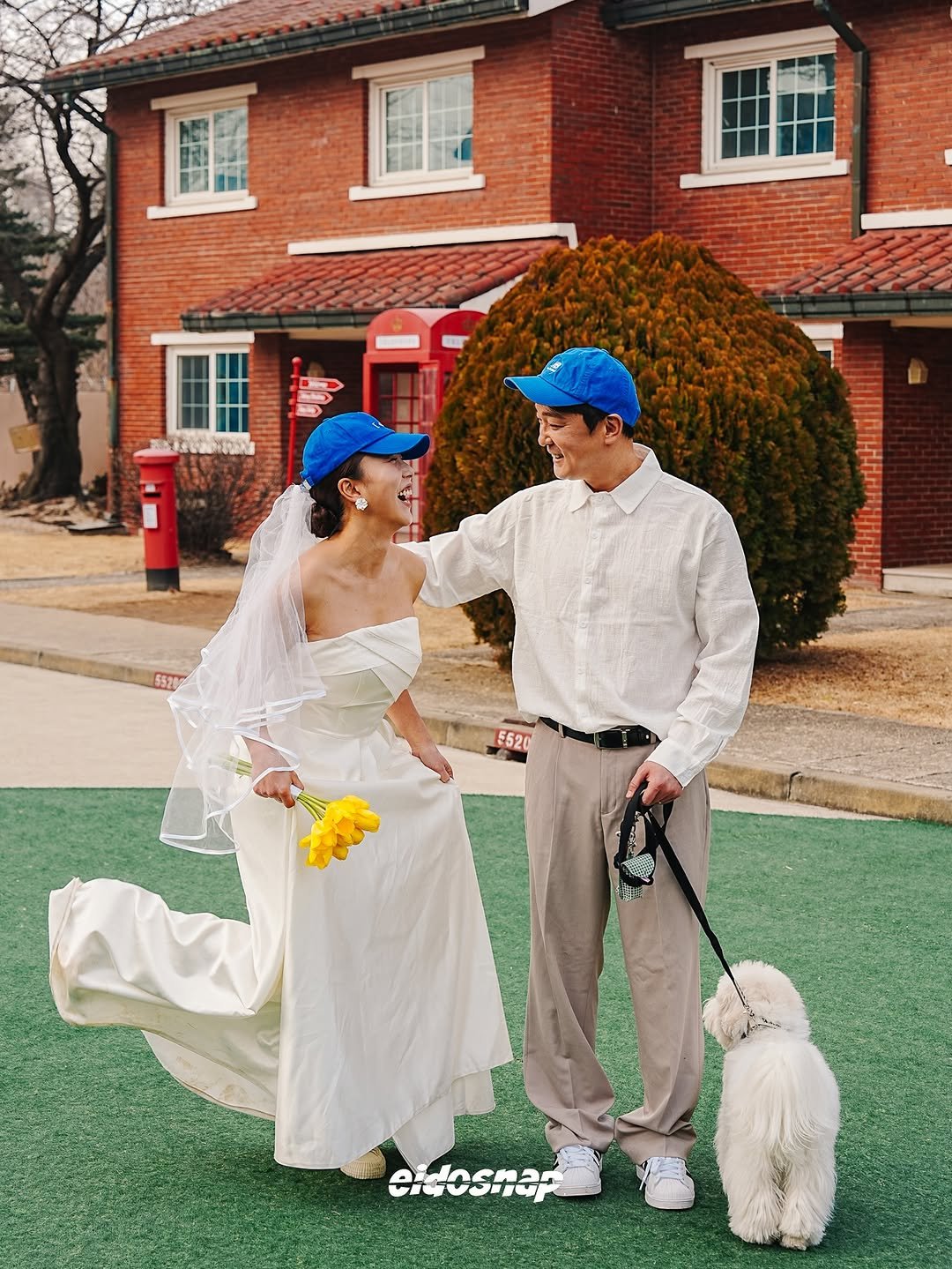 Photo by 이도스냅 | 힙한웨딩스냅 | 웨딩스냅작가 on February 20, 2026. May be an image of wedding, outdoors and text.