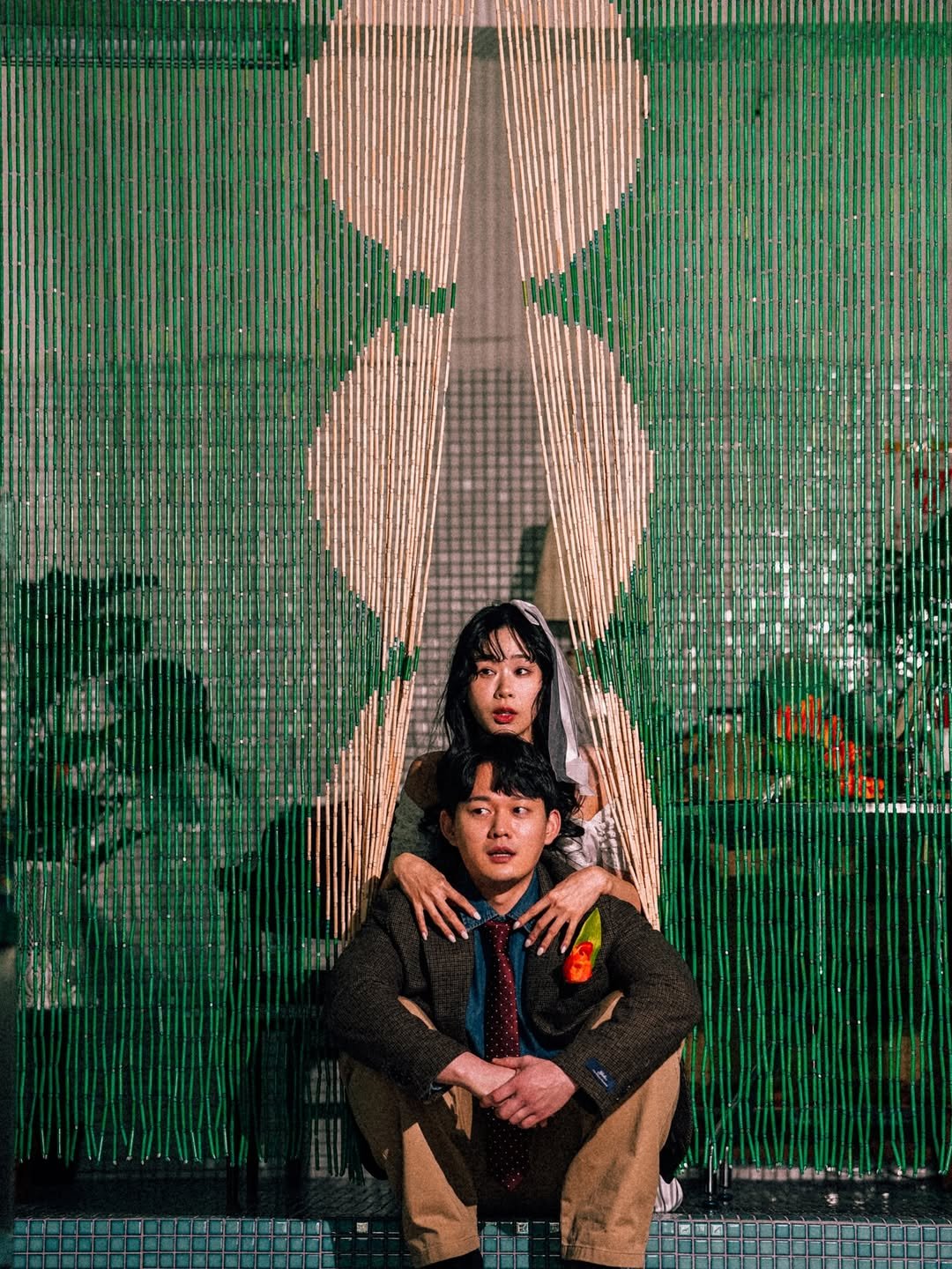 Photo by 이도스냅 | 힙한웨딩스냅 | 웨딩스냅작가 on February 06, 2026. May be an image of one or more people, macrame, curtains and text.