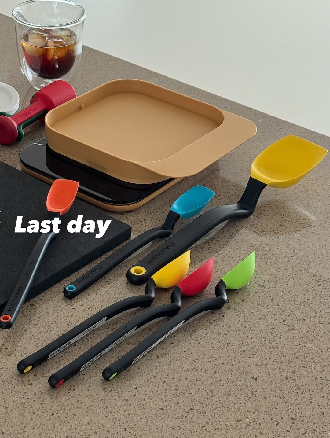 Photo by 더윈썸홈•엘핀효•효진 on August 12, 2025. May be an image of scraper, spoon, spatula, measuring cups, tongs, fork and text that says 'Creamlam Last Lastday day'.