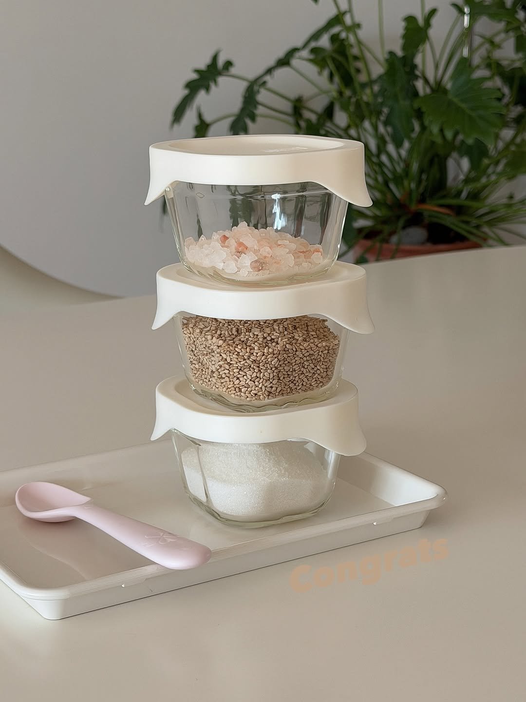 Photo by 더윈썸홈•엘핀효•효진 on December 18, 2025. May be an image of tableware, measuring cups, canister, spice rack and text.