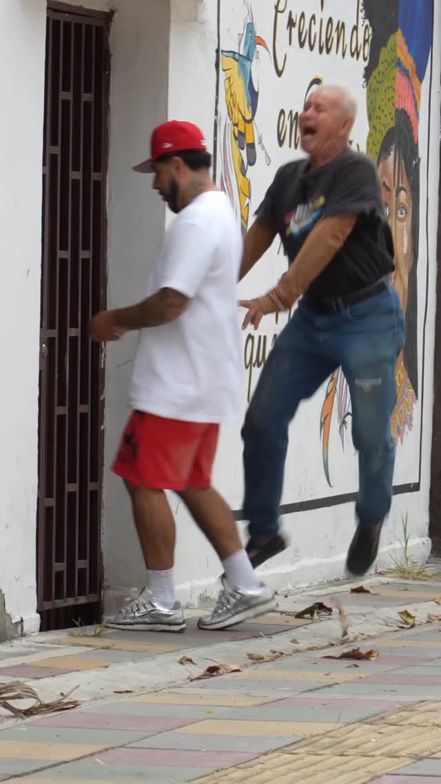 elindiobromas 게시물 이미지: Solo iba abrir la puerta 😂😂 #reels