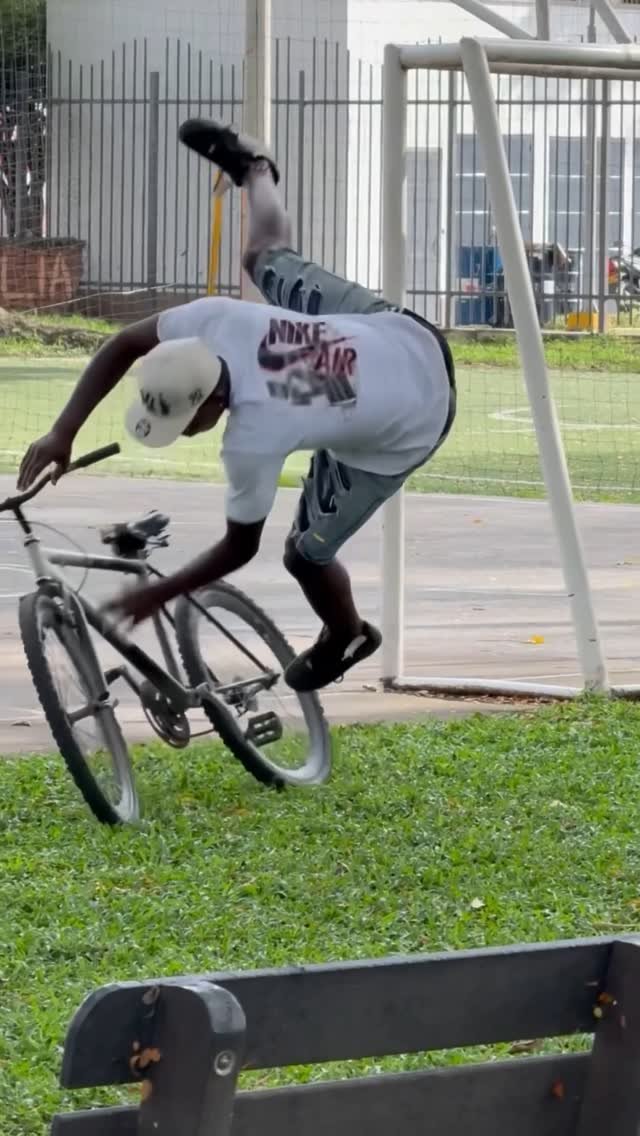 elindiobromas 게시물 이미지: The Bicycle Breaks 4sses 🍑😂 #reels