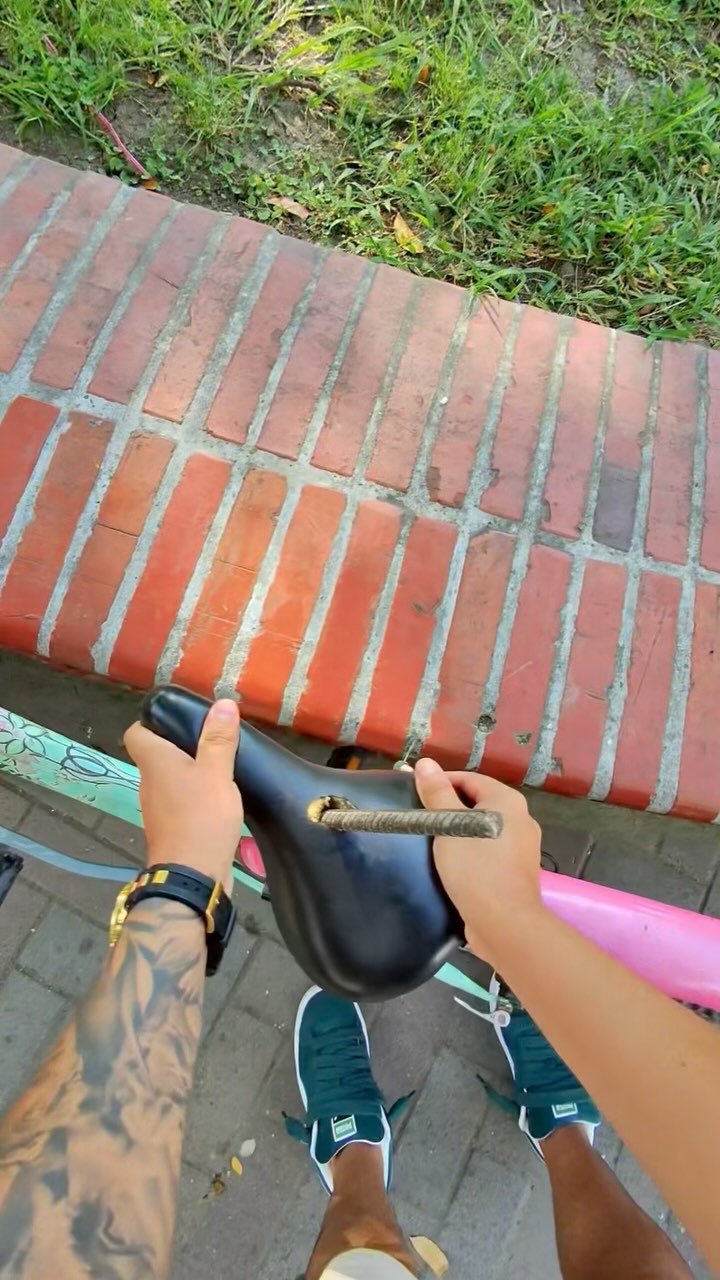 elindiobromas 게시물 이미지: The bicycle breaks 🍑🍑😂 #reels