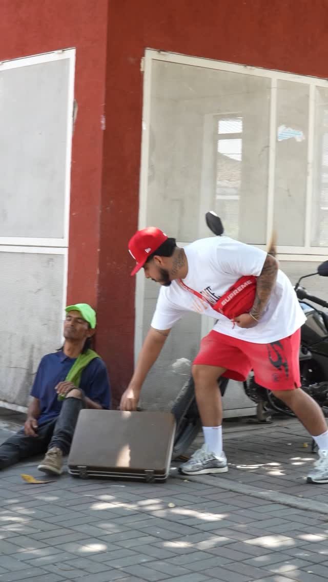 elindiobromas 게시물 이미지: The Surprise Backpack🤡😂 #reels