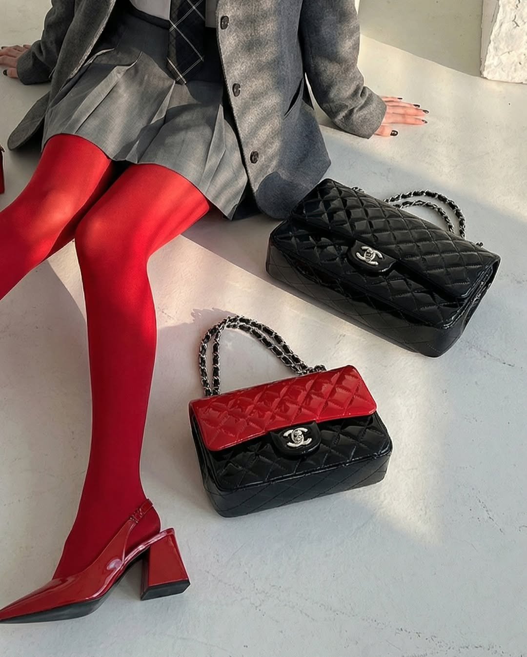 Photo by 명품빈티지 | 중고명품 | 엘라부티크 Ella boutique on February 23, 2026. May be an image of purse, suit, tights, slingback shoes, miniskirt and text.