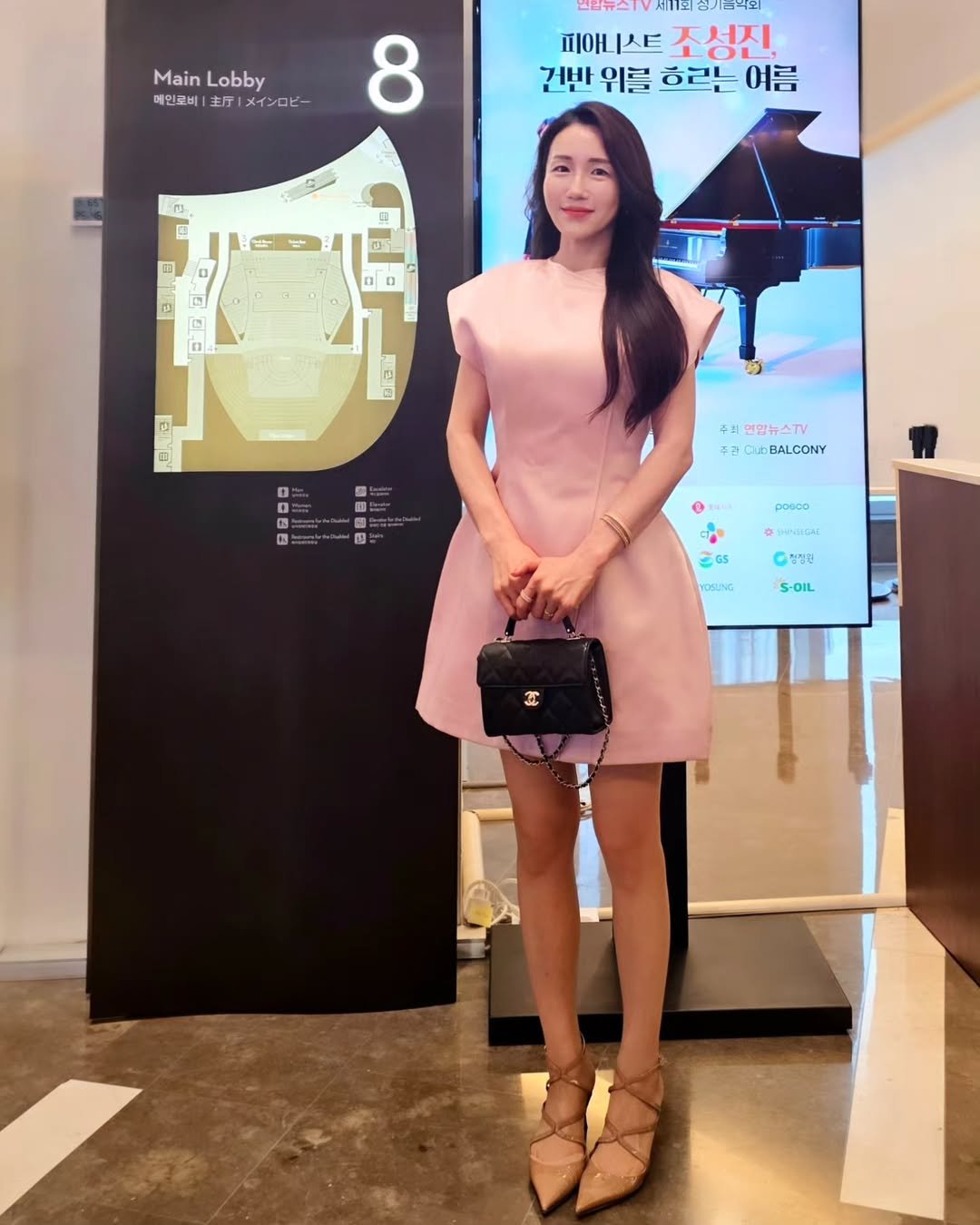 Photo by 혜령..⭐️ on June 26, 2025. May be an image of 2 people, dress and text that says 'MainLobby Main Lobby 메인로비 主厅 メインロビー - 스리워터? 세위되 피아니스트 피아니스트조성진, 조성진, 건반 위를 흐리는 여름 8 口 0 D 0 C #CLBALCONY 주관 주의연맘뉴스TV 주의 연맘뉴스.. CLDBALCONY 관C BALCONY 自行 明品最合 posdo ㅎ NANGEA G5 전협된 KOSUNG S-OIL'.