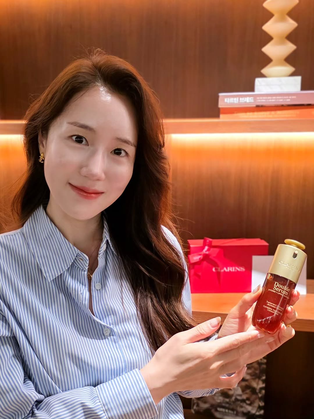 Photo shared by 혜령..⭐️ on September 29, 2025 tagging @styler_mag, and @clarinskorea. May be an image of 1 person, fragrance, hair product, bottle, hand cream, lotion, perfume and text that says '타르틴 브레드 ARIN ue OUm Semle Double'.