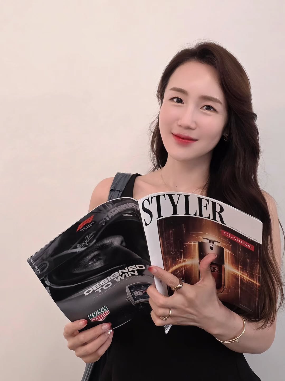 Photo shared by 혜령..⭐️ on October 26, 2025 tagging @styler_mag. May be an image of one or more people, blonde hair, magazine and text.