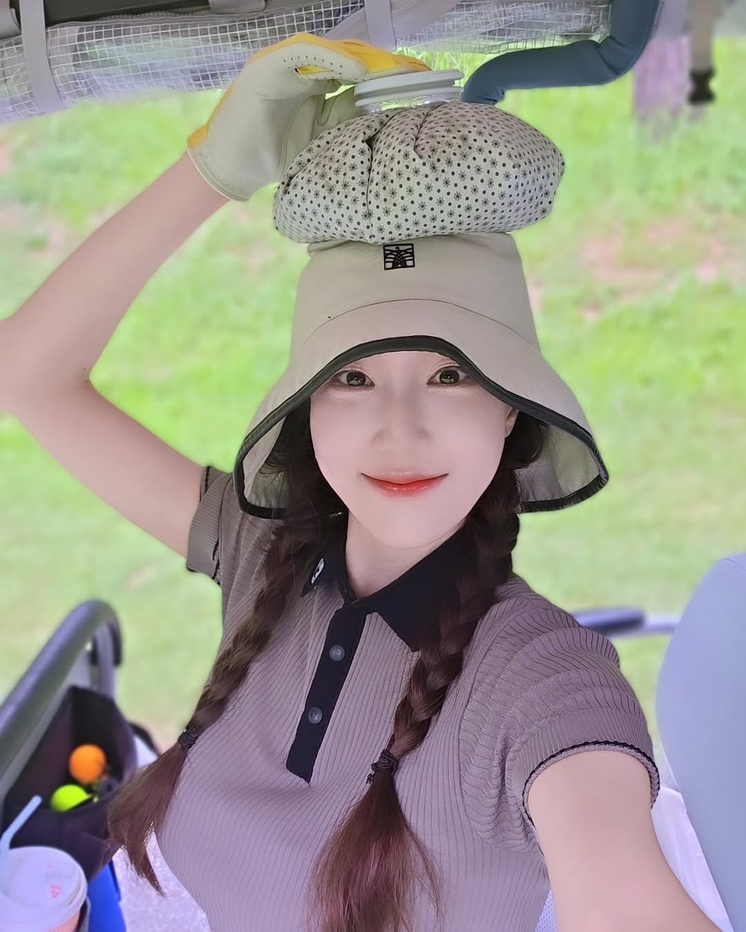 Photo by 혜령..⭐️ on August 06, 2025. May be an image of 1 person, hat, golf cart, parasol, picnic and text.