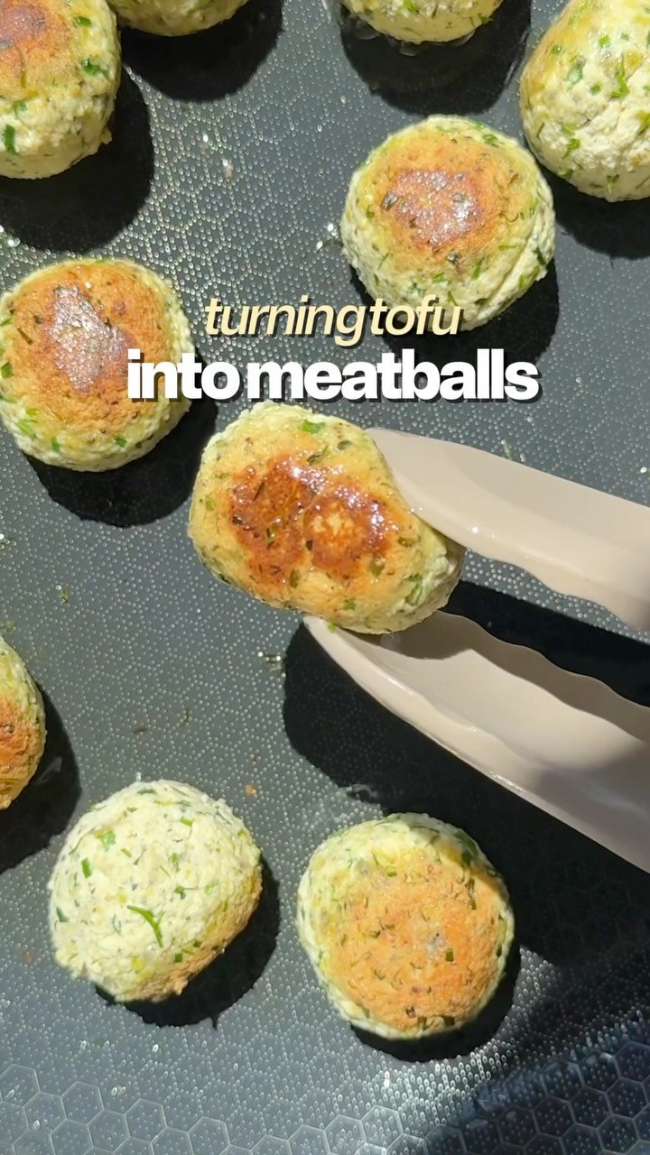 ellysplate 게시물 이미지: Pistachio tofu meatballs on courgette and feta...