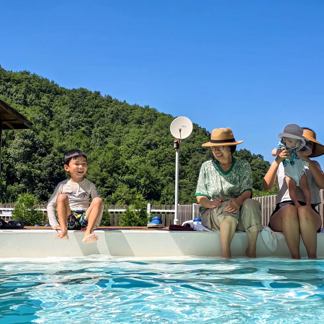 Photo by 이루와 𝔼𝕃𝕌𝕌𝕎𝔸 on July 29, 2025. May be an image of 3 people, people swimming, raft, pool, cabana and text.