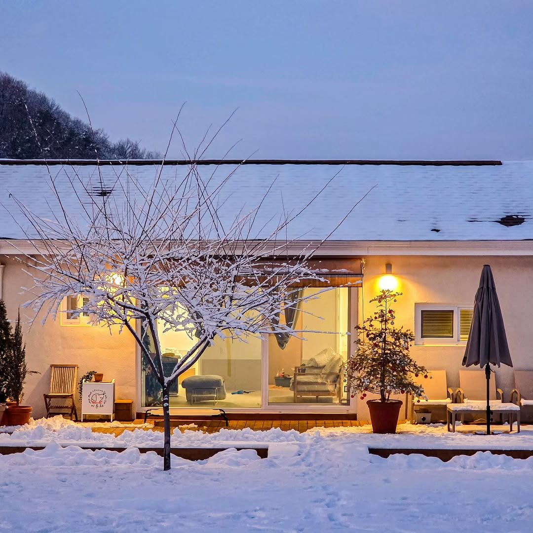 Photo by 이루와 𝔼𝕃𝕌𝕌𝕎𝔸 on December 20, 2025. May be an image of lighting, twilight, outdoors and text.