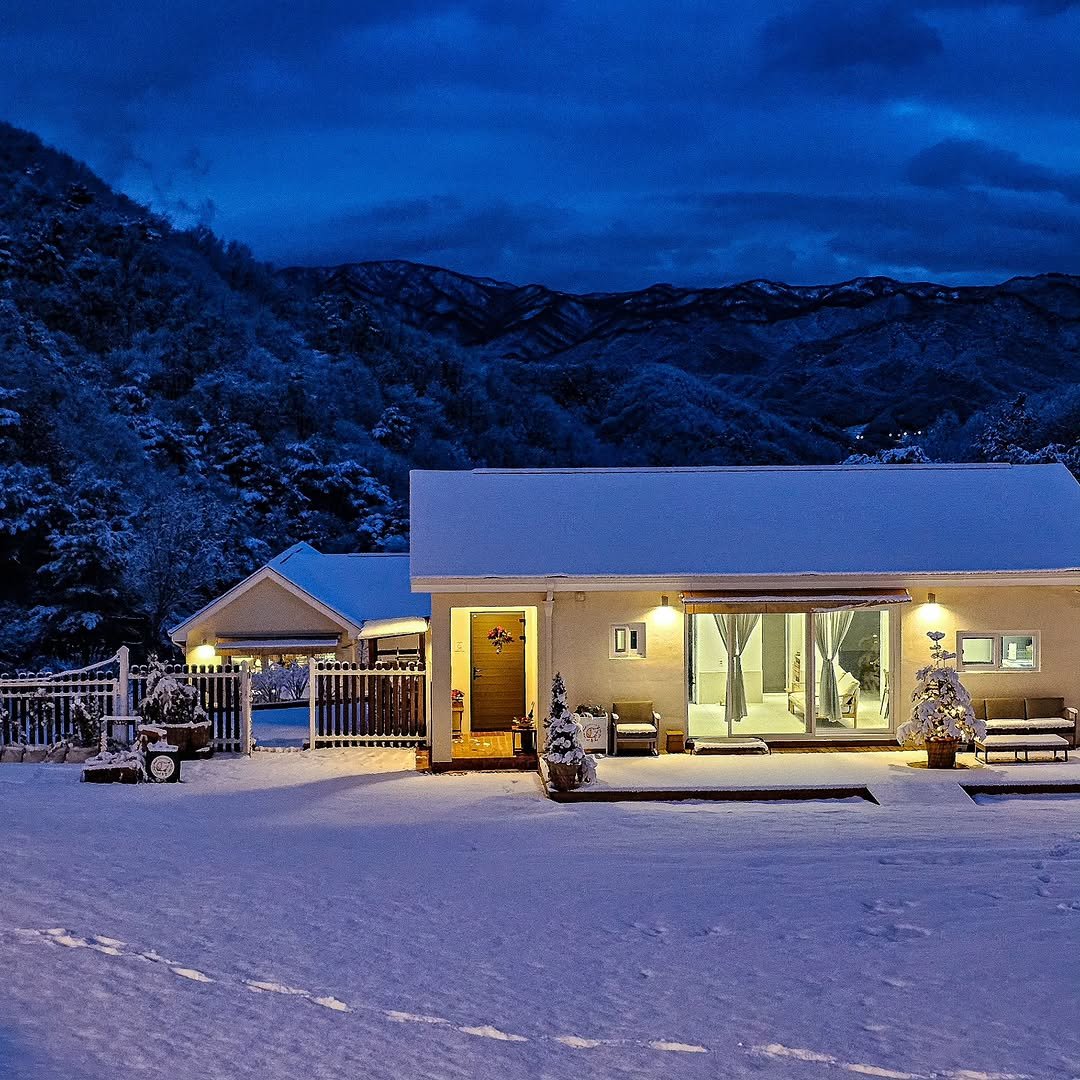 Photo by 이루와 𝔼𝕃𝕌𝕌𝕎𝔸 on December 04, 2025. May be an image of twilight.