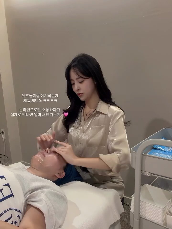 em.mu_ 게시물 이미지: 본업 모먼트 모음집 💎

뮤즈들과 대화하며 니즈를 파악하고
그에 맞게 개선점을...