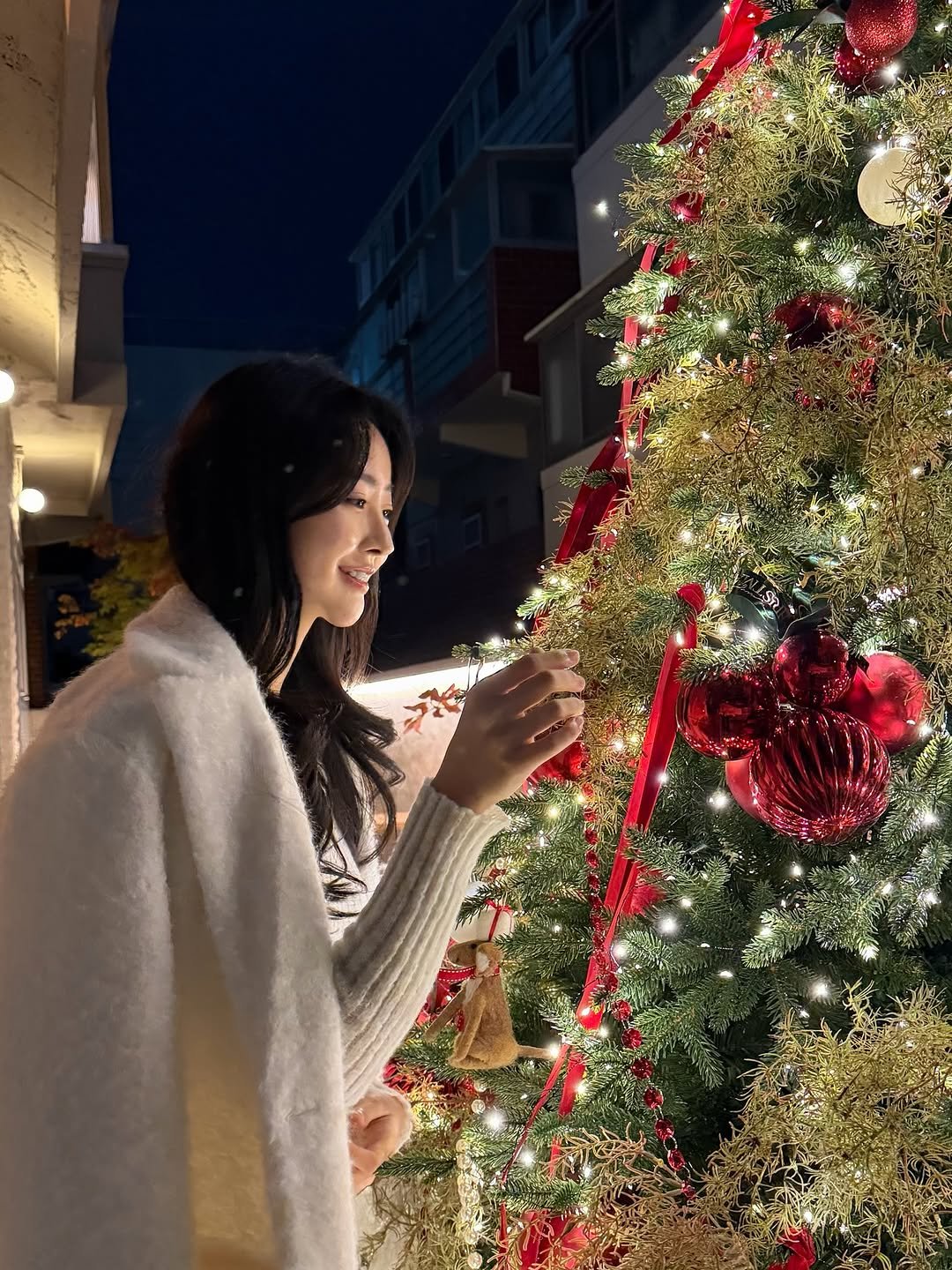 Photo by 부산슈퍼젝션 No.1🏅| 엠뮤 EMMU 대표 강유영 on November 12, 2025. May be an image of christmas tree, tinsel and text.