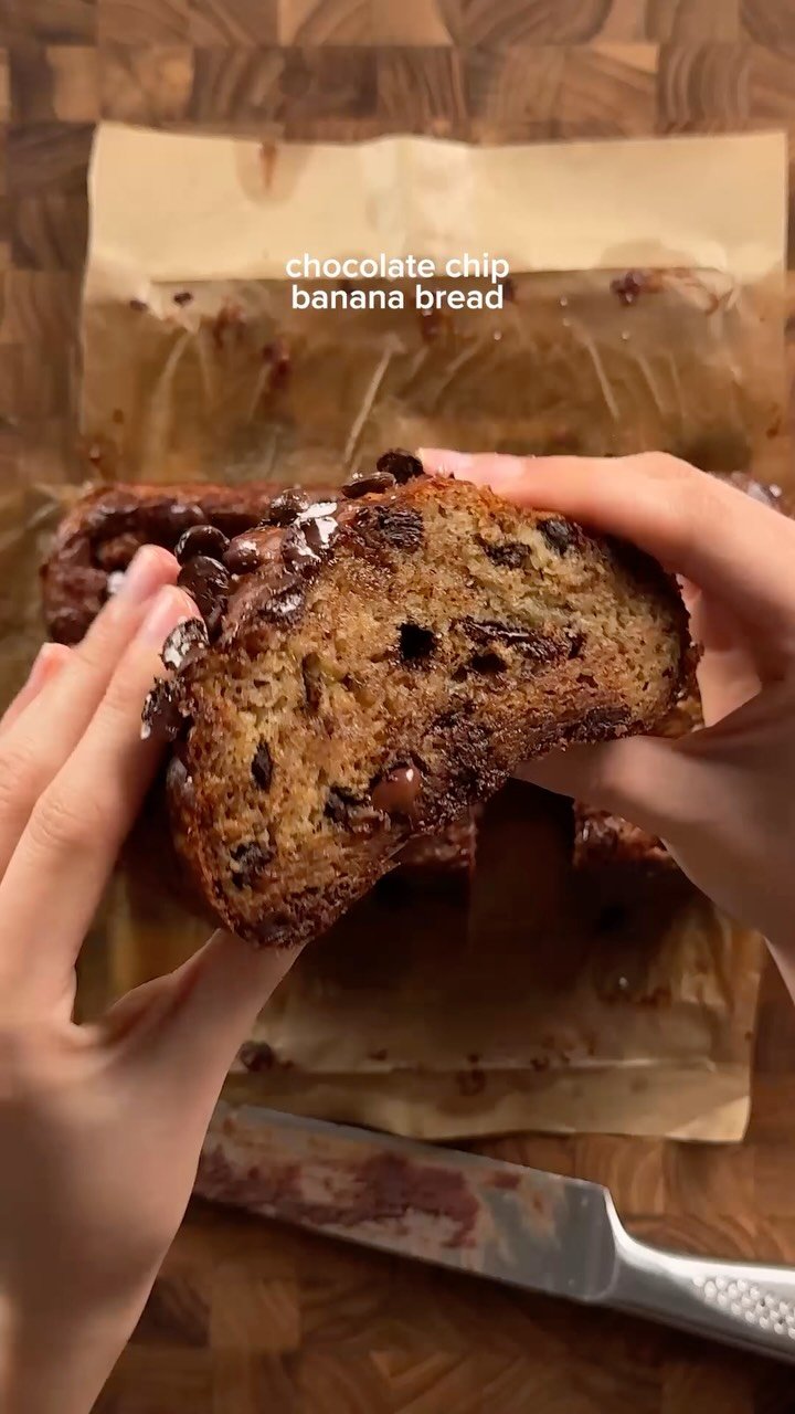 emijujuu 게시물 이미지: super moist chocolate chip banana bread
3...